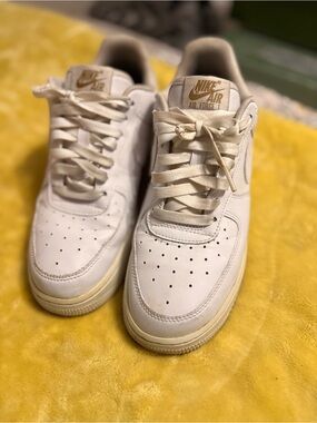 Nike Kids Air Force 1 Sneakers in Off-White with Gold Logo